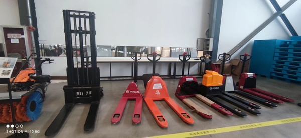 站駕電動叉車與前移叉車的區(qū)別 站駕電動叉車與前移叉車的區(qū)別