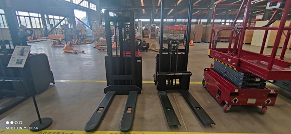 手動(dòng)液壓堆高車為什么有防護(hù)網(wǎng) 手動(dòng)液壓堆高車為什么有防護(hù)網(wǎng)