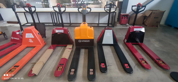 通常使用的手動(dòng)液壓叉車(chē)多重 通常使用的手動(dòng)液壓叉車(chē)多重