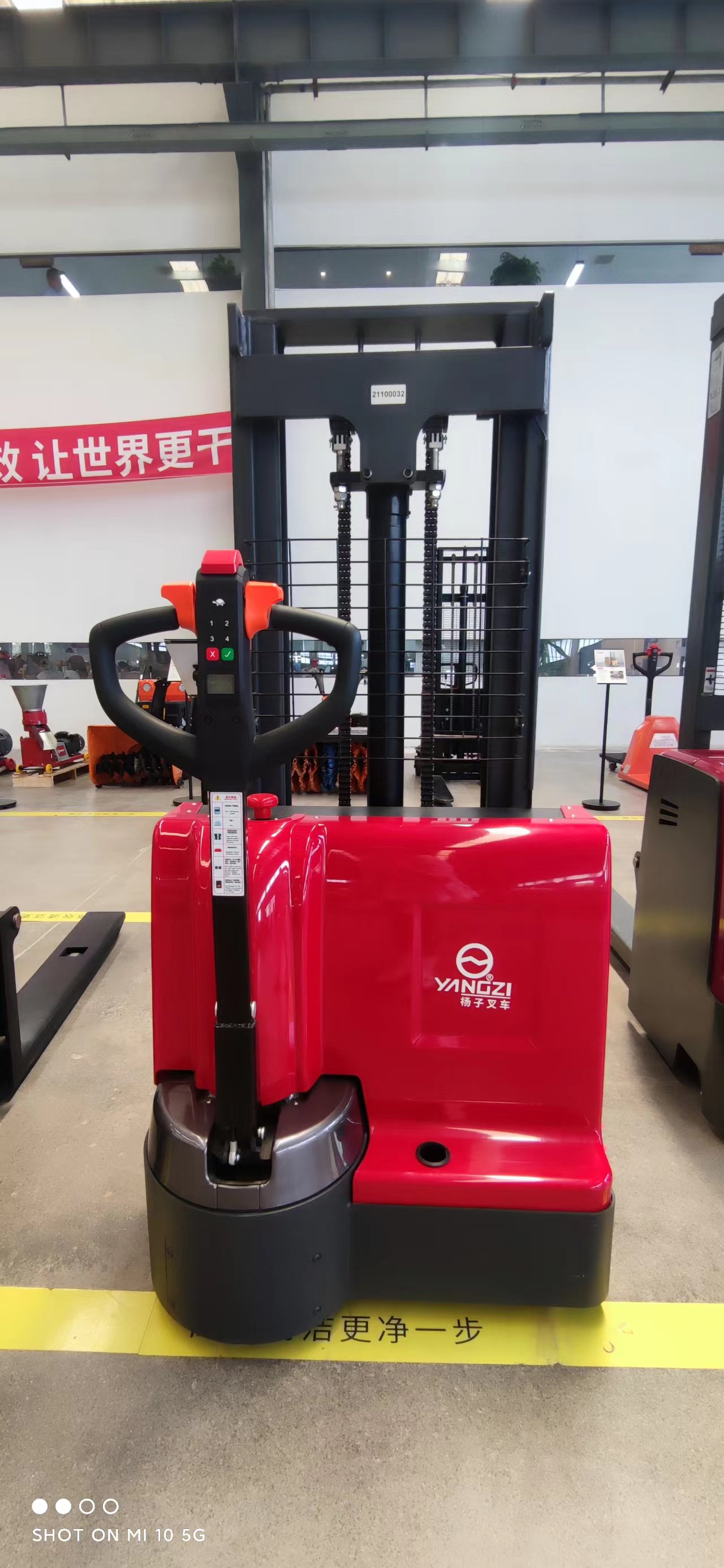 2噸的電動堆高 2噸的電動堆高